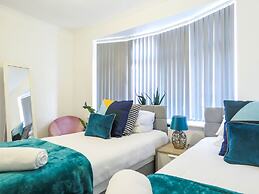 Tudors eSuites 4 Bedroom House with Garden & 9 Beds