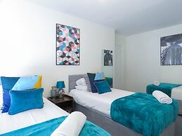 Tudors eSuites 4 Bedroom House with Garden & 9 Beds