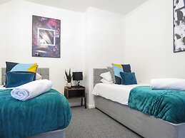 Tudors eSuites 4 Bedroom House with Garden & 9 Beds