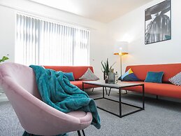 Tudors eSuites 4 Bedroom House with Garden & 9 Beds