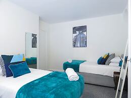 Tudors eSuites 4 Bedroom House with Garden & 9 Beds