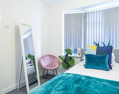 Tudors eSuites 4 Bedroom House with Garden & 9 Beds