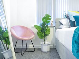 Tudors eSuites 4 Bedroom House with Garden & 9 Beds