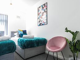 Tudors eSuites 4 Bedroom House with Garden & 9 Beds