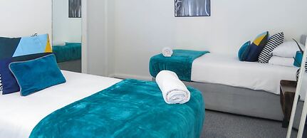 Tudors eSuites 4 Bedroom House with Garden & 9 Beds