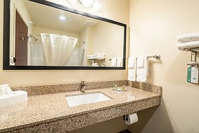 Cobblestone Hotel & Suites - Newport