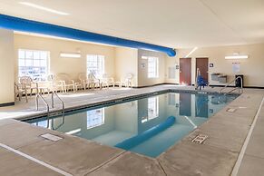 Cobblestone Hotel & Suites - Newport