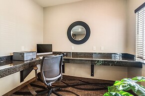 Cobblestone Hotel & Suites - Newport