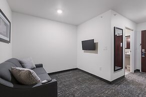 Cobblestone Hotel & Suites - Newport