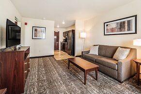 Cobblestone Hotel & Suites - Newport