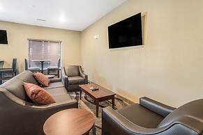 Cobblestone Hotel & Suites - Newport