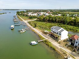 Boat House Riverside Homestay