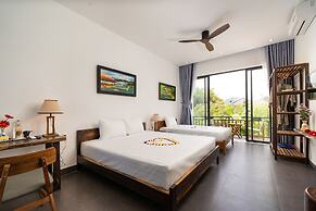 Boat House Riverside Homestay