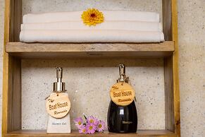 Boat House Riverside Homestay