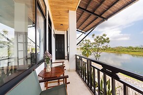 Boat House Riverside Homestay