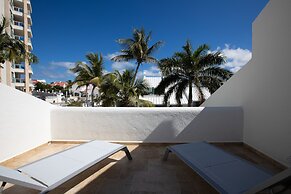 Cupecoy Beach Club