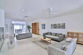 Cupecoy Beach Club