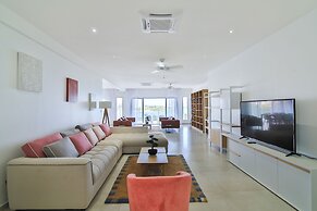 Cupecoy Beach Club