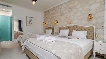Avlu Alacati Butik Otel