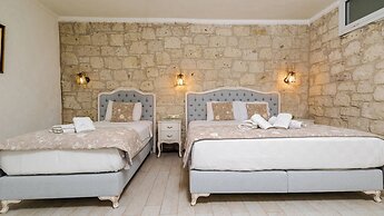 Avlu Alacati Butik Otel