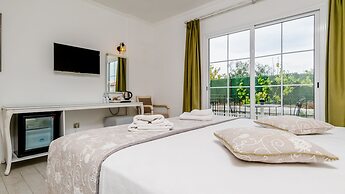 Avlu Alacati Butik Otel