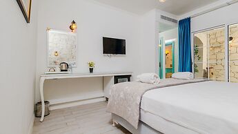 Avlu Alacati Butik Otel