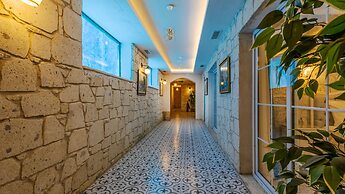 Avlu Alacati Butik Otel