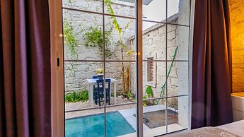 Avlu Alacati Butik Otel