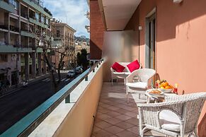 Modern spacious apartment with terrace, balconies, solarium & gym