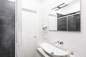 Modern spacious apartment with terrace, balconies, solarium & gym