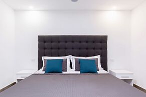 Modern spacious apartment with terrace, balconies, solarium & gym