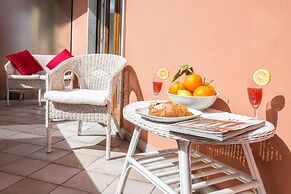 Modern spacious apartment with terrace, balconies, solarium & gym