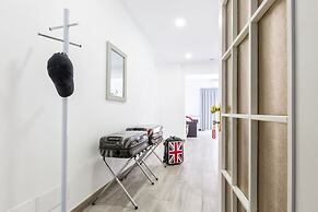 Modern spacious apartment with terrace, balconies, solarium & gym