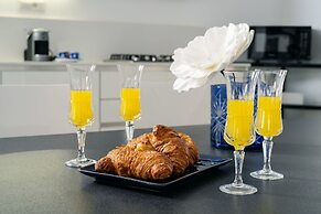 Modern spacious apartment with terrace, balconies, solarium & gym