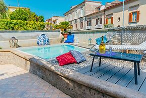 Spacious Villa with 4 rooms, pool, solarium & garden