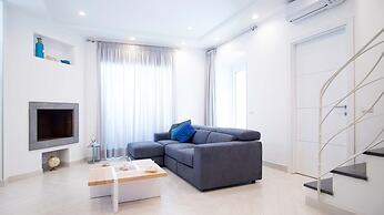 Spacious Villa with 4 rooms, pool, solarium & garden