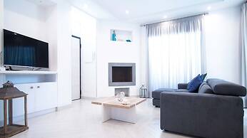 Spacious Villa with 4 rooms, pool, solarium & garden