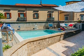 Spacious Villa with 4 rooms, pool, solarium & garden