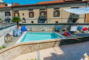 Spacious Villa with 4 rooms, pool, solarium & garden