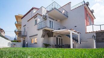 Spacious Villa with 4 rooms, pool, solarium & garden