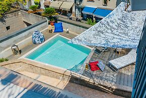 Spacious Villa with 4 rooms, pool, solarium & garden