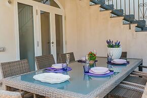 Spacious Villa with 4 rooms, pool, solarium & garden