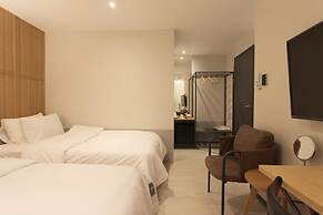 Seven Bricks Hotel