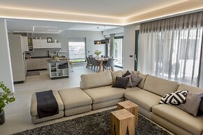 Spacious Villa With Private Pool and Jacuzzi in Porec