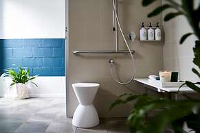 Peterborough House & Motel