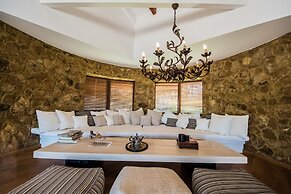 halu! Luxury Villa with Private Pool