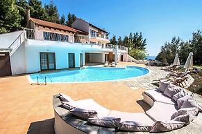 halu! Luxury Villa with Private Pool