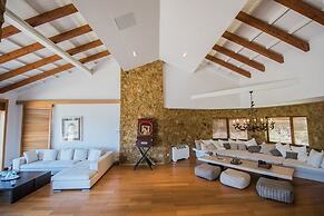 halu! Luxury Villa with Private Pool