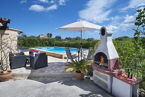 Family Villa Teo With Private Pool