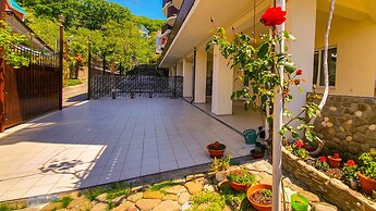 Mama Hotel - Always loves and waits